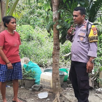 Bhabhinkamtibmas Berbincang Dengan Masyarakat Jalin Komunikasi Humanis.