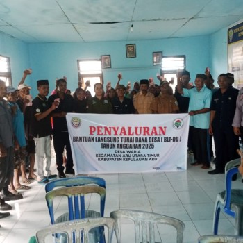 BHABINKAMTIBMAS BRIPKA ELIAS RIRY HADIRI KEGIATAN PENYALURAN BANTUAN LANGSUNG TUNAI (BLT-DD) TAHAP PERTAMA DESA WARIA.