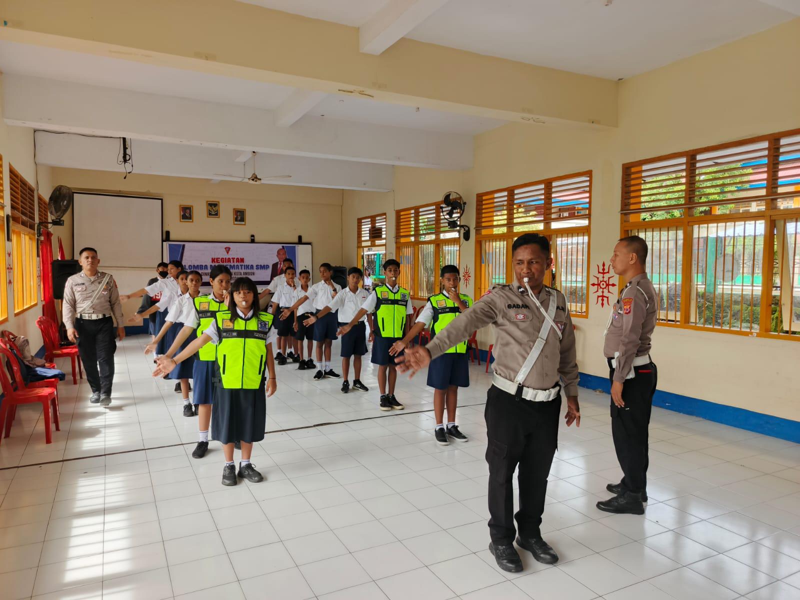 POLISI LAKUKAN PEMBENTUKAN PKS DI SMP NEGERI 06 AMBON UNTUK TINGKATKAN KESADARAN BERLALU LINTAS SISWA