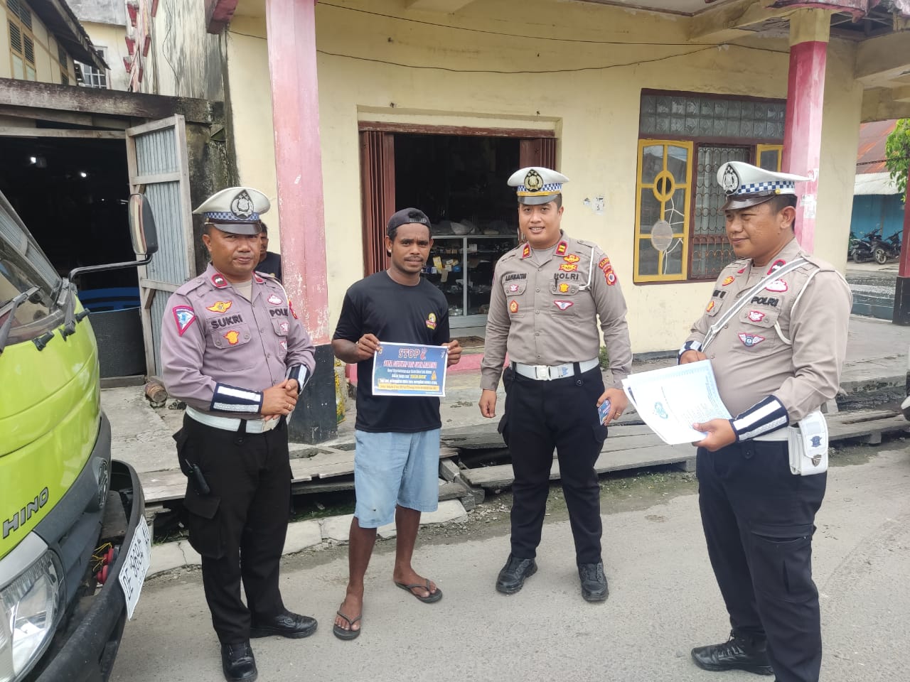 Satuan Lalulintas Polres Kepulauan Aru Berikan Sosialisasi kepada para supir truck tentang Over Dimensi dan Over Loading.