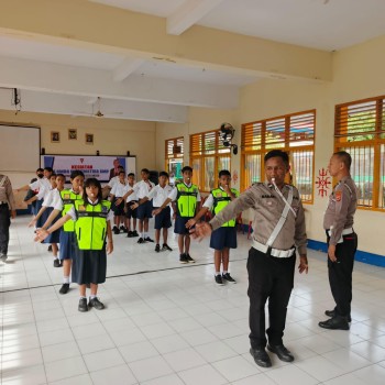 POLISI LAKUKAN PEMBENTUKAN PKS DI SMP NEGERI 06 AMBON UNTUK TINGKATKAN KESADARAN BERLALU LINTAS SISWA