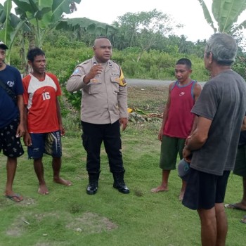 Kembali Bhabinkamtibmas Negeri Yafila, AIPDA M.R Werluka Melaksanakan Sambang Kamtibmas