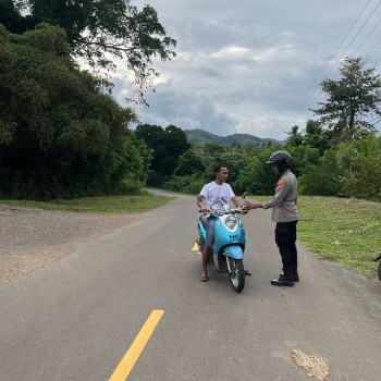 Personel Polsek Wetar Gatur Jalan, Ingatkan Warga Patuhi Aturan Lalu Lintas di Jalan Raya