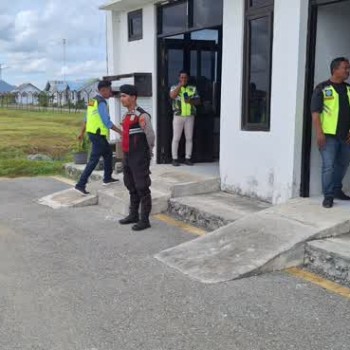 Personel Polres MBD Gelar Pengamanan di Bandara Yos Orno Imsula Moa