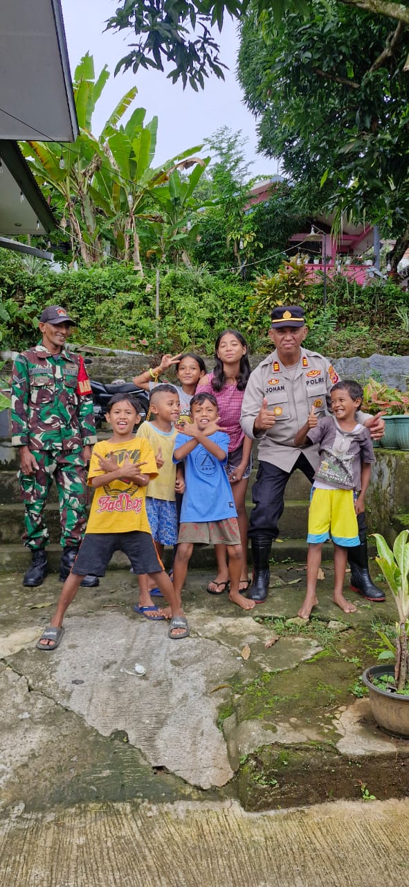 Kapolsek Nusaniwe Pimpin Patroli dan Edukasi Kamtibmas di Wilayah Kudamati