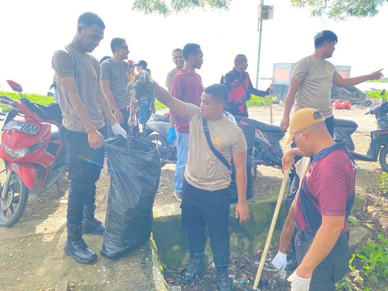 Jelang Hari Lingkungan Hidup, Polres SBT Bersihkan Pantai