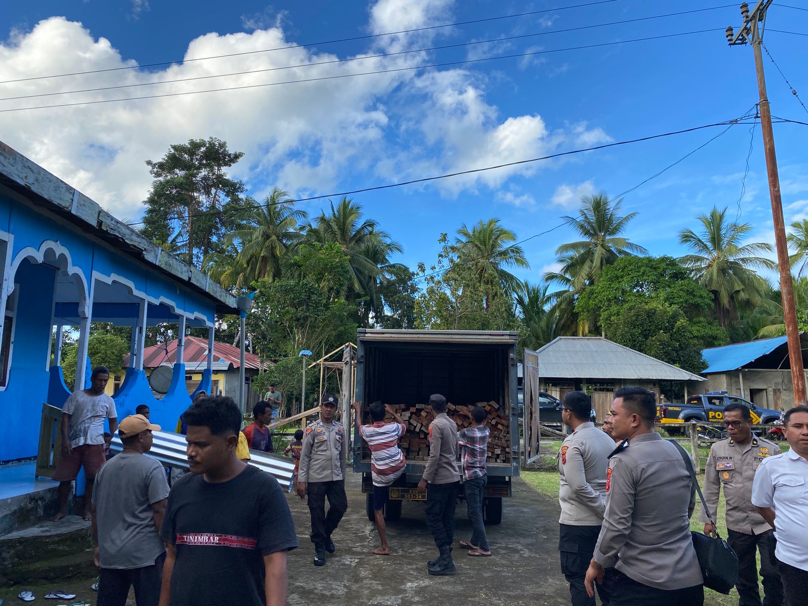 Peduli Sesama, Polres SBT Berikan Bantuan di Masjid Tutuktolu