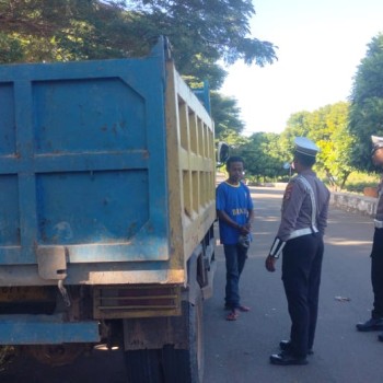 Sat Lantas Polres MBD Sosialisasikan Penertiban Over Dimension Over Loading Kepada Warga