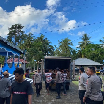 Peduli Sesama, Polres SBT Berikan Bantuan di Masjid Tutuktolu