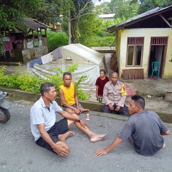 Pererat Hubungan Warga dan Polisi, Bhabinkamtibmas Negeri Kariu Ajak Masyarakat Aktif Jaga Keamanan