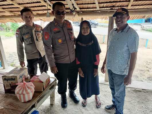 Peduli sesama saat moment Idul Adha 1446 H, Kapolsek Kormomolin berikan bantuan bagi salah satu Lansia