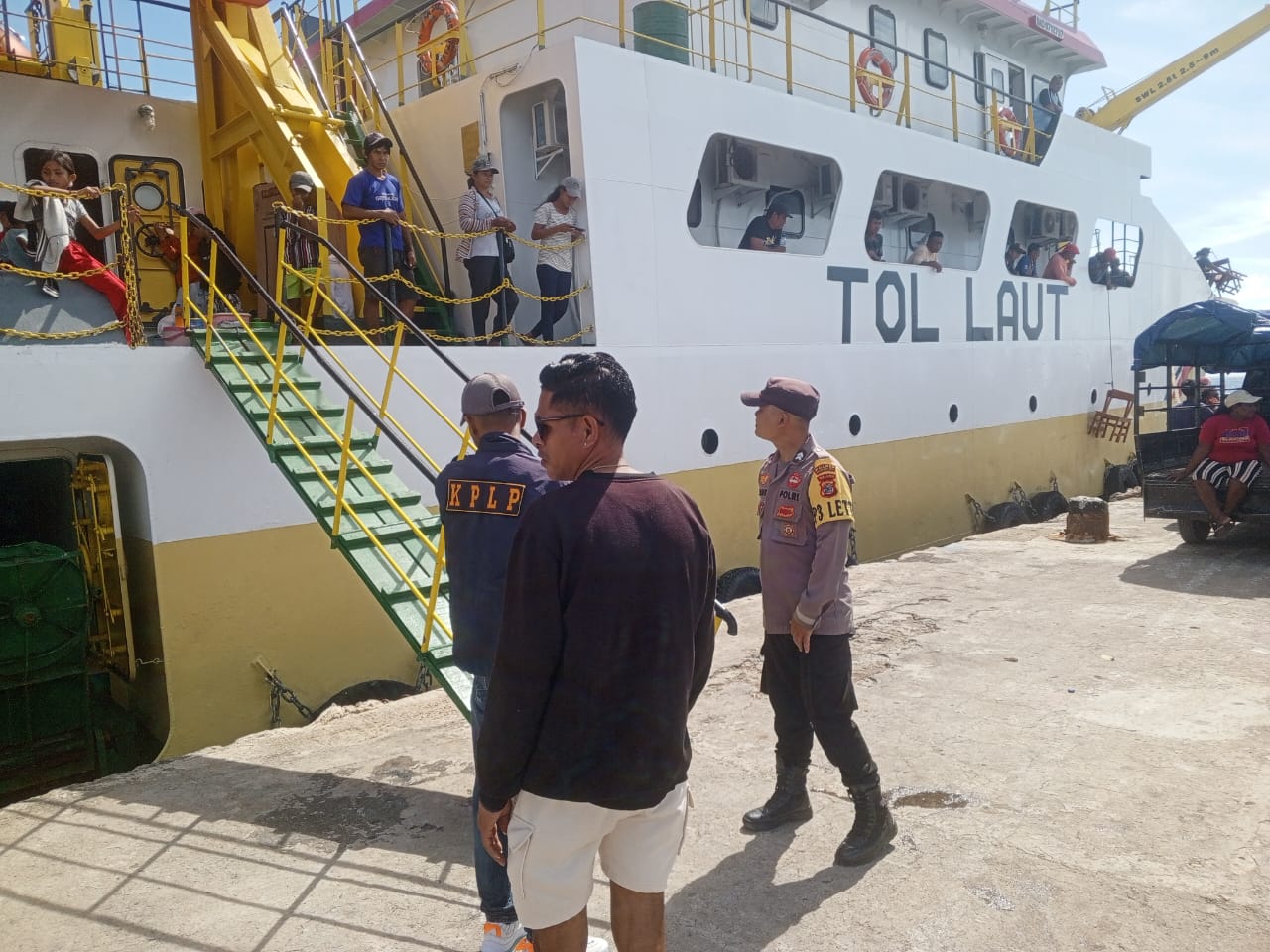 Personil KPPP Polsek Serwaru Layani Aktifitas Masyarakat di Pelabuhan Laut Serwaru