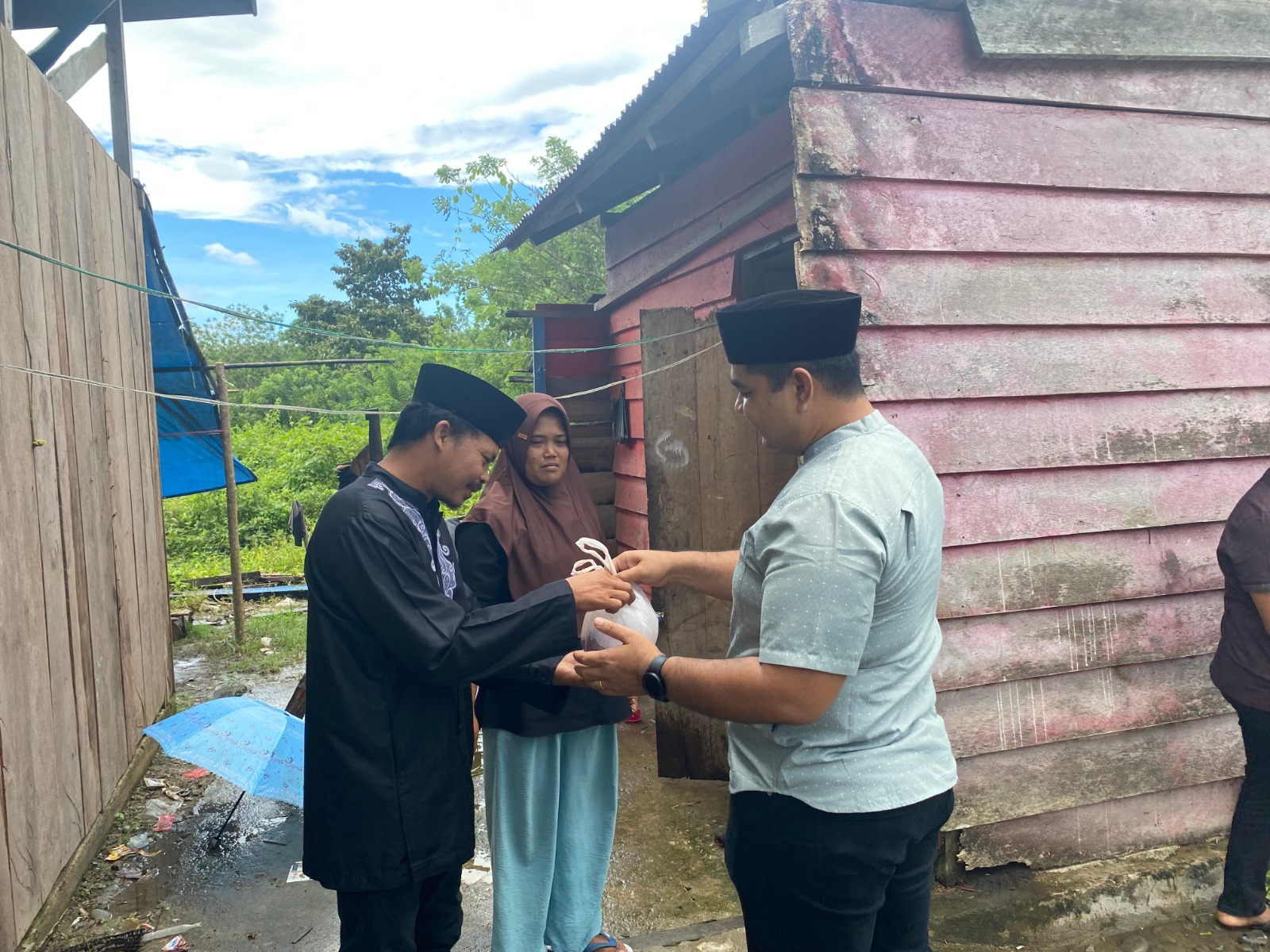 Idul Adha, Kapolres SBT Turun Langsung Bagikan Daging Qurban ke Warga