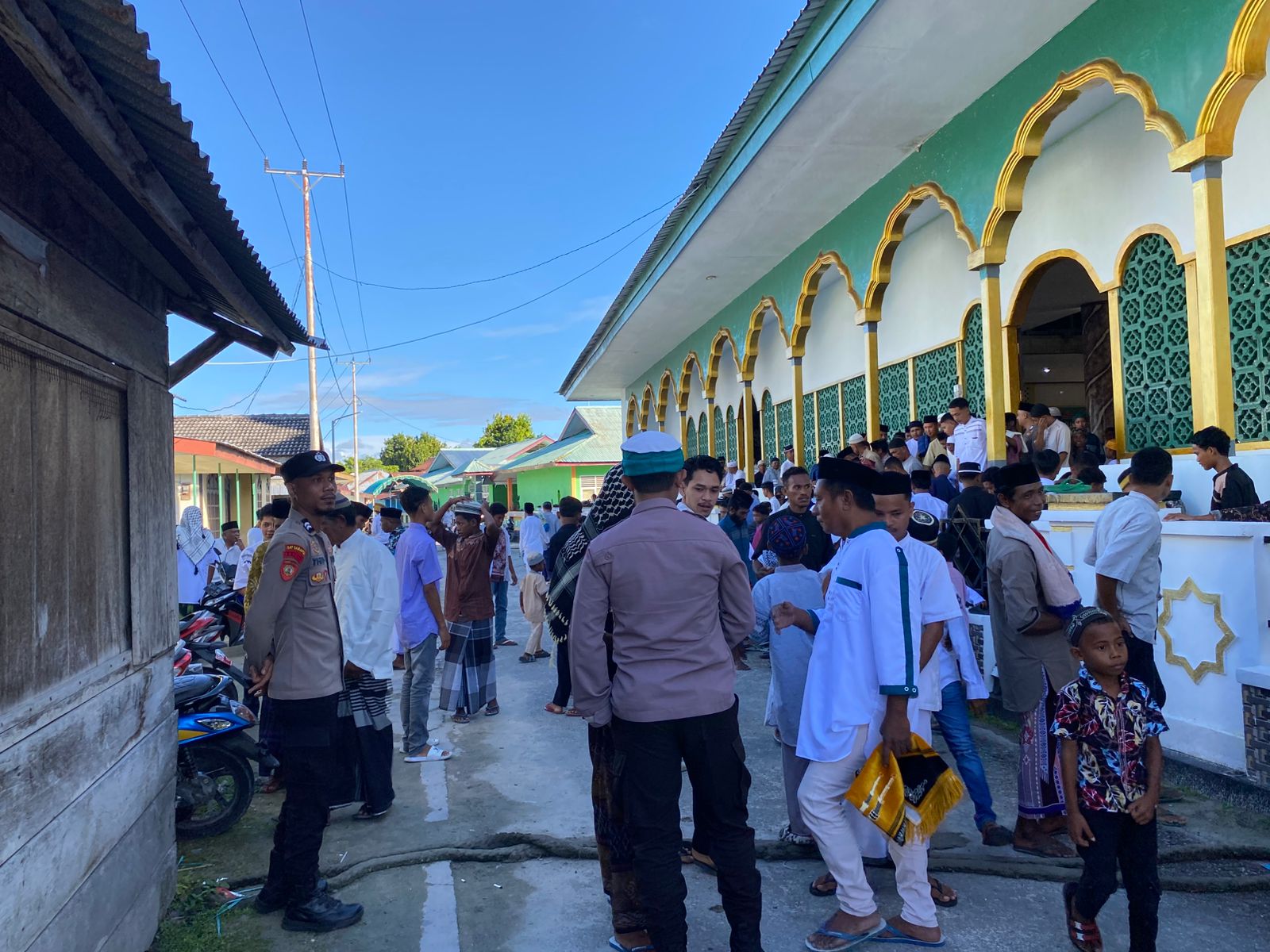 Hadir di Tengah Masyarakat, Polres SBT dan Jajaran Laksanakan Pam Sholat Ied