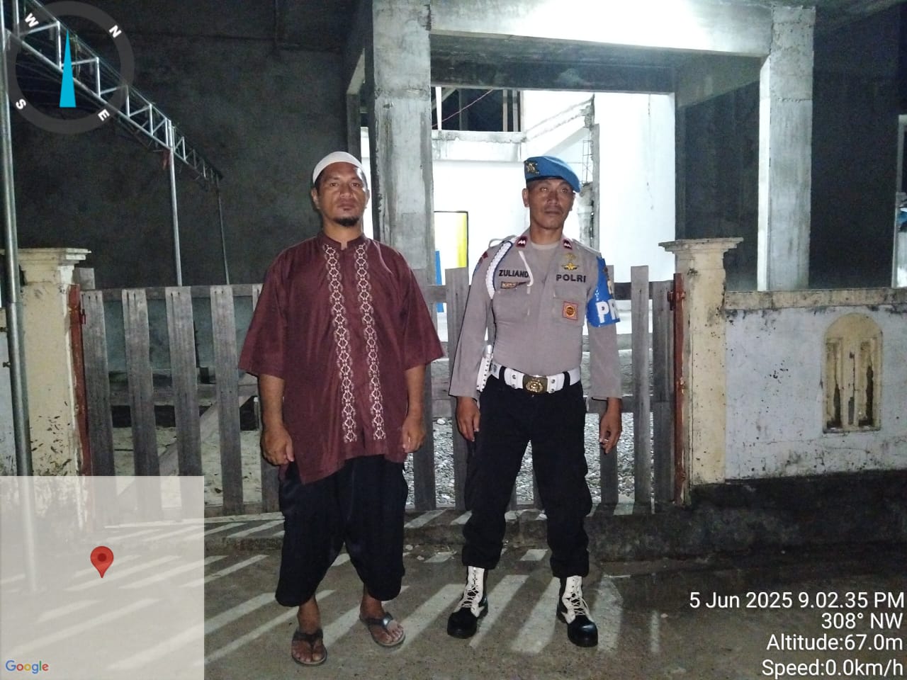 Personil Polsek Leksula laksanakan pengamanan malam Takbiran Idul Adha 1446 H / 2025 di Masjid Al Jadah Desa Waimala, Kecamatan Leksula, Kabupaten Buru Selatan.