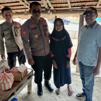 Peduli sesama saat moment Idul Adha 1446 H, Kapolsek Kormomolin berikan bantuan bagi salah satu Lansia
