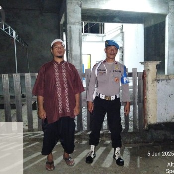 Personil Polsek Leksula laksanakan pengamanan malam Takbiran Idul Adha 1446 H / 2025 di Masjid Al Jadah Desa Waimala, Kecamatan Leksula, Kabupaten Buru Selatan.