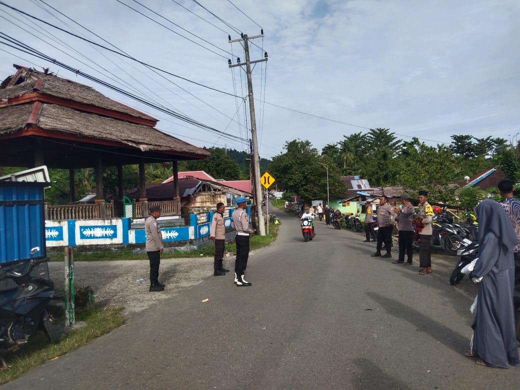 POLSEK LEIHITU LAKSANAKAN PENGAMANAN SHOLAT IED ADHA 1446 H DI NEGERI WAKAL