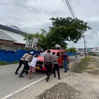 Tim Patroli KRYD Polres Kepulauan Tanimbar bantu dorong mobil angkutan yang mengalami mogok