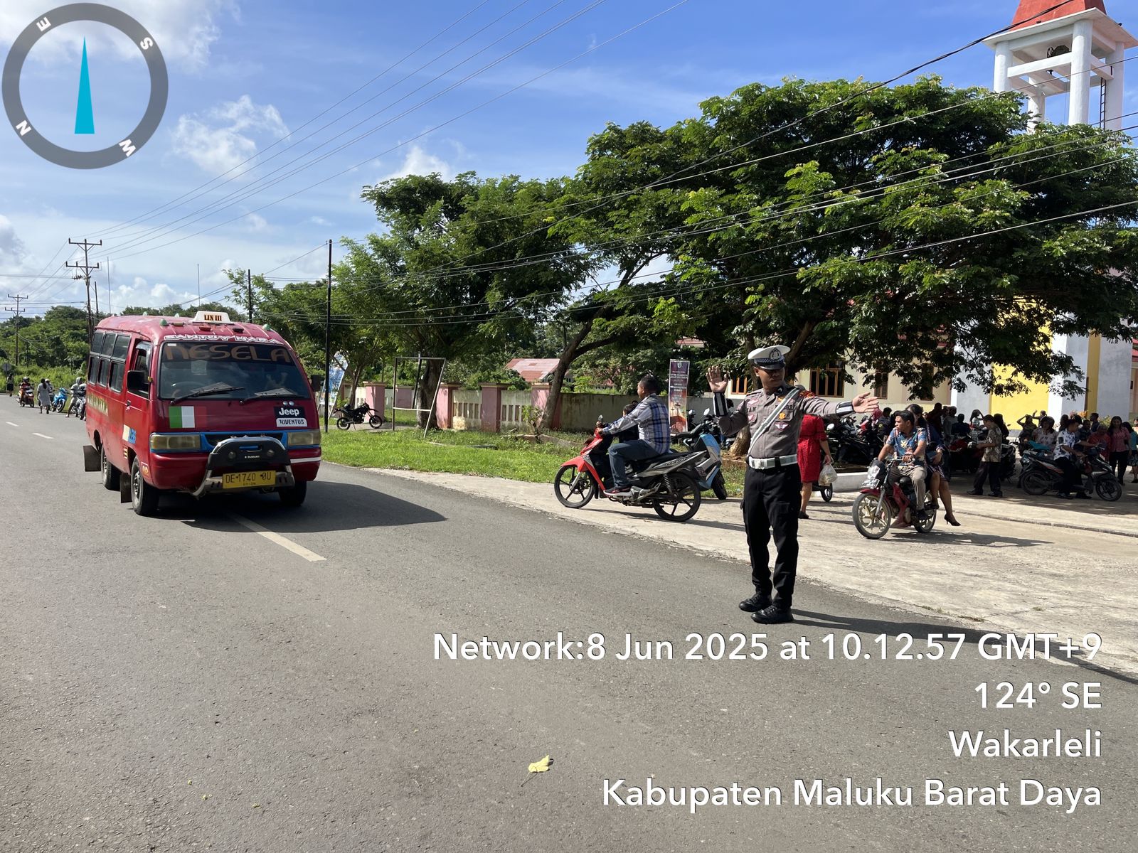 Personil Sat Lantas Polres MBD Gatur Jalan, Ciptakan Rasa Aman Bagi Jemaat Saat Beribadah