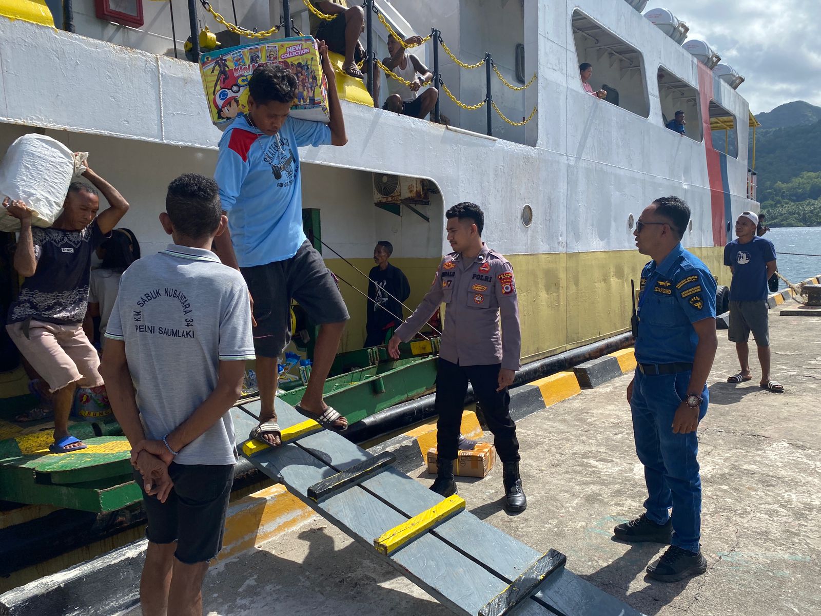 Personil KPPP Polsek Kisar Gelar Pengamanan, Pantau Aktifitas Warga di Pelabuhan Laut Wonreli