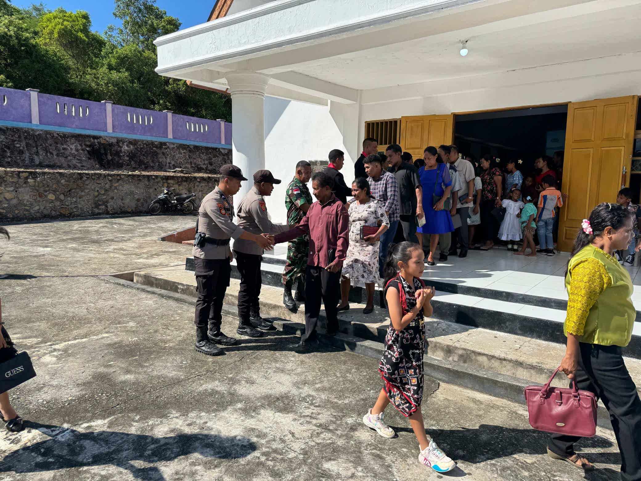 Polsek Wetar Hadir Maksimalkan Pengamanan Ibadah Minggu Umat Kristiani pada wilayah hukum Polsek Wetar