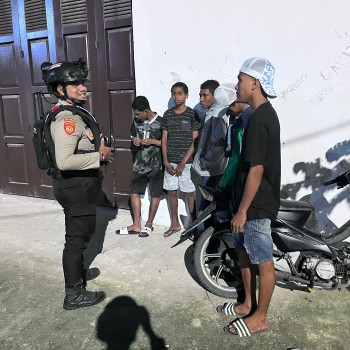 Patroli Malam Hari Satuan Samapta Polres Kepulauan Aru Terus Berikan Himbauan Pada Masyarakat.