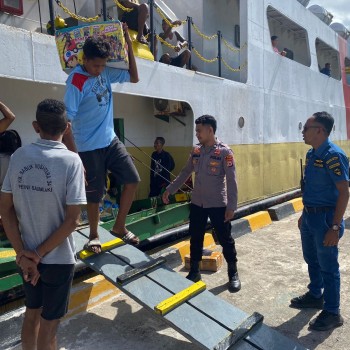 Personil KPPP Polsek Kisar Gelar Pengamanan, Pantau Aktifitas Warga di Pelabuhan Laut Wonreli