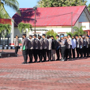 Polres Buru Tetap Laksanakan Apel Pagi Meski di Hari Libur Nasional
