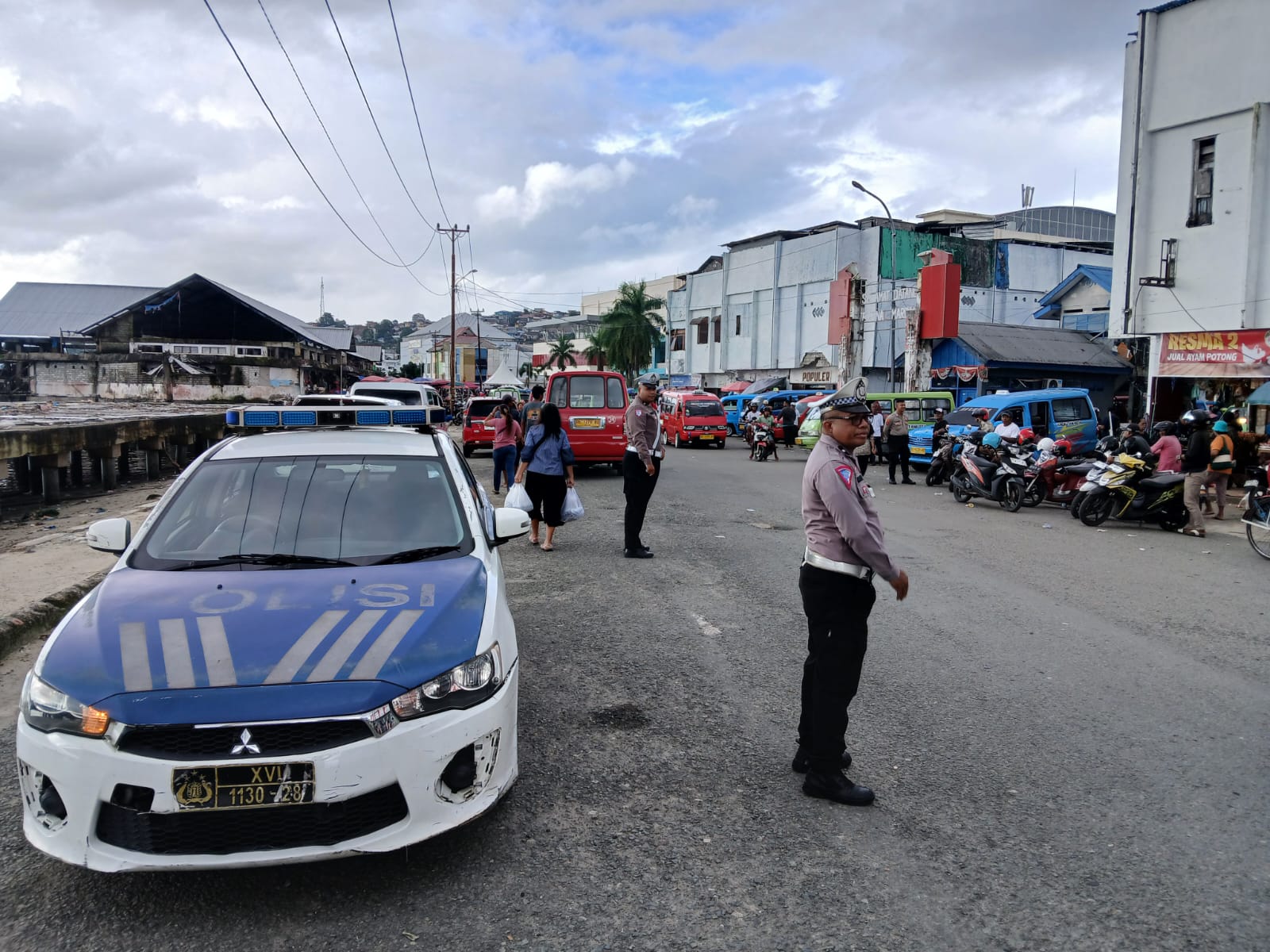 Satlantas Polresta Ambon Lakukan Pengaturan arus lalu lintas di Ruas Jalan Pantai Mardika