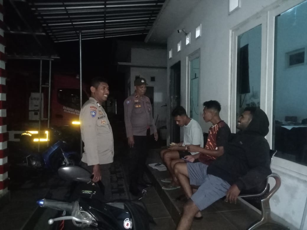 Kembali Personil Polsek Waipia Cegah Gangguan Kamtibmas Lewat Patroli Malam