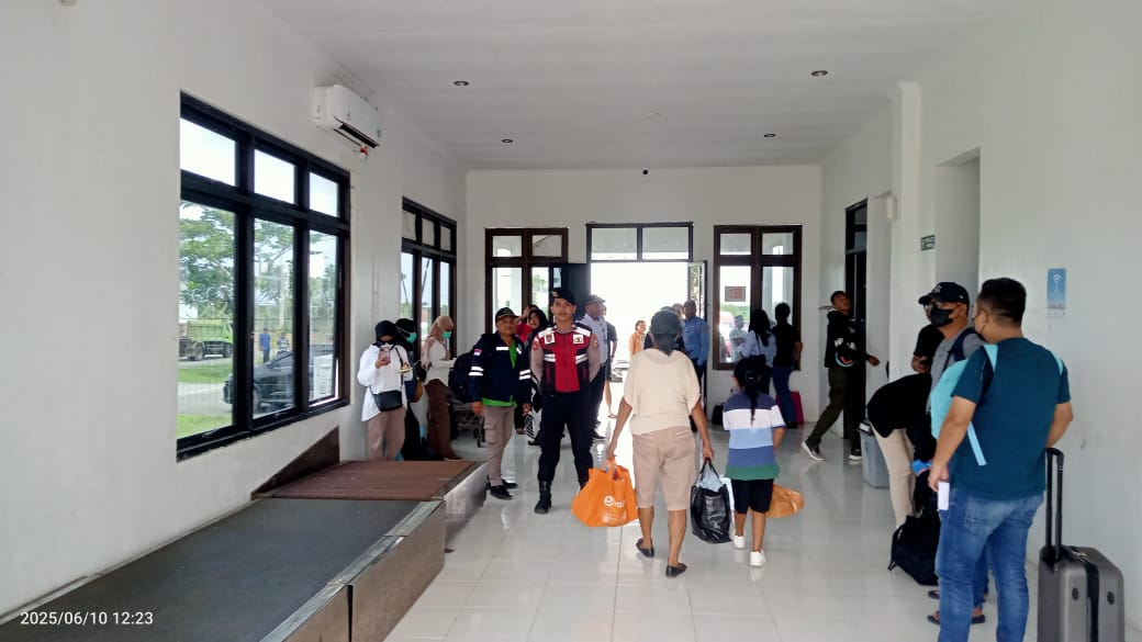 Polres MBD Kondusifkan Kamtibmas, Pantau Aktifitas Penumpang di Bandara Moa