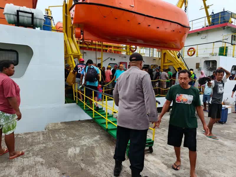 KP3 Polsek Babar Timur Amankan Pelabuhan Laut Kroing, Berikan Pelayanan Terbaik Bagi Masyarakat
