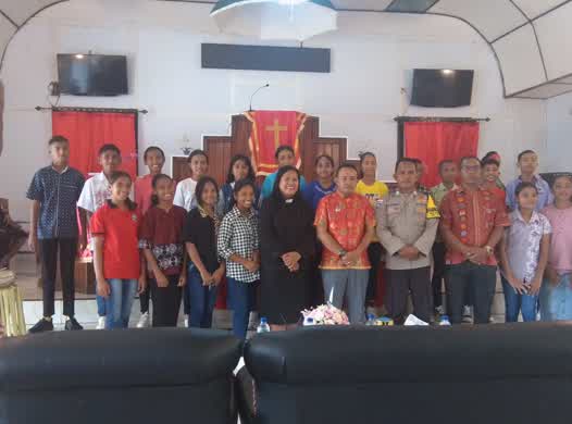 Bhabinkamtibmas Desa Rumahlewang Bripka HendroBesar Hadiri Kegiatan Keagamaan di Gereja GPM Desa Wasarili