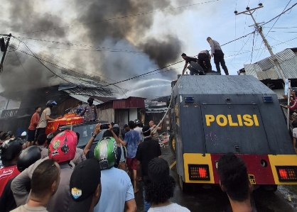 Polres SBT Terjunkan AWC Bantu Padamkan Kebakaran Pertokoan di Bula
