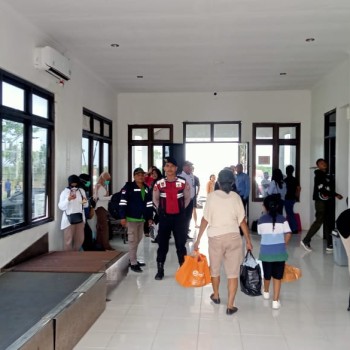 Polres MBD Kondusifkan Kamtibmas, Pantau Aktifitas Penumpang di Bandara Moa