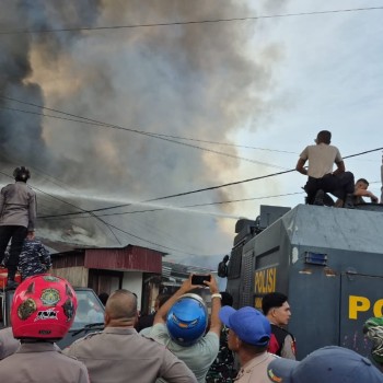 Polres SBT Terjunkan AWC Bantu Padamkan Api di Kota Bula