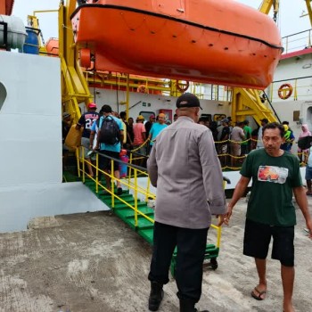 KP3 Polsek Babar Timur Amankan Pelabuhan Laut Kroing, Berikan Pelayanan Terbaik Bagi Masyarakat