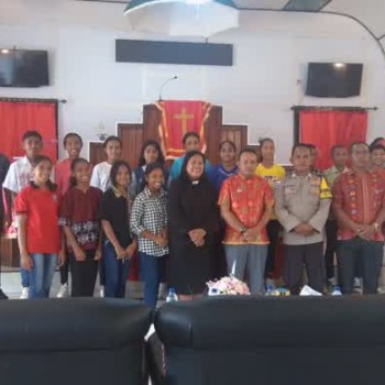 Bhabinkamtibmas Desa Rumahlewang Bripka HendroBesar Hadiri Kegiatan Keagamaan di Gereja GPM Desa Wasarili