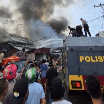Polres SBT Terjunkan AWC Bantu Padamkan Kebakaran Pertokoan di Bula