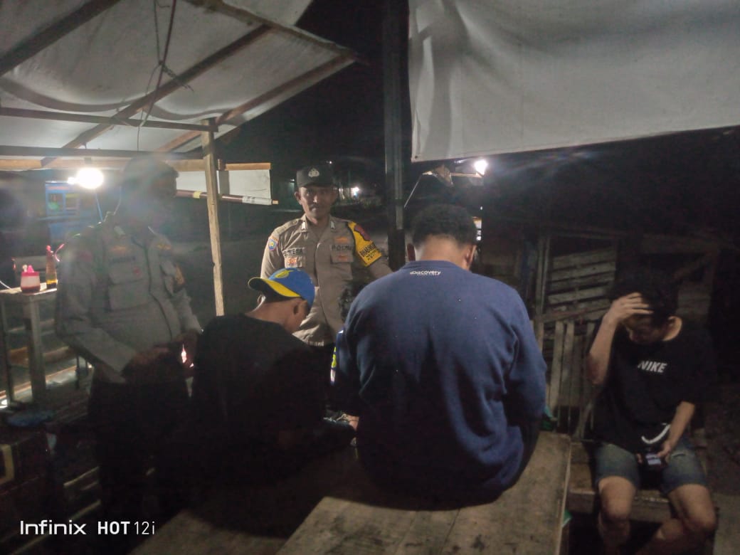Patroli Malam Polsek Leihitu, Ajak Warga Waspada dan Jaga Keamanan Lingkungan