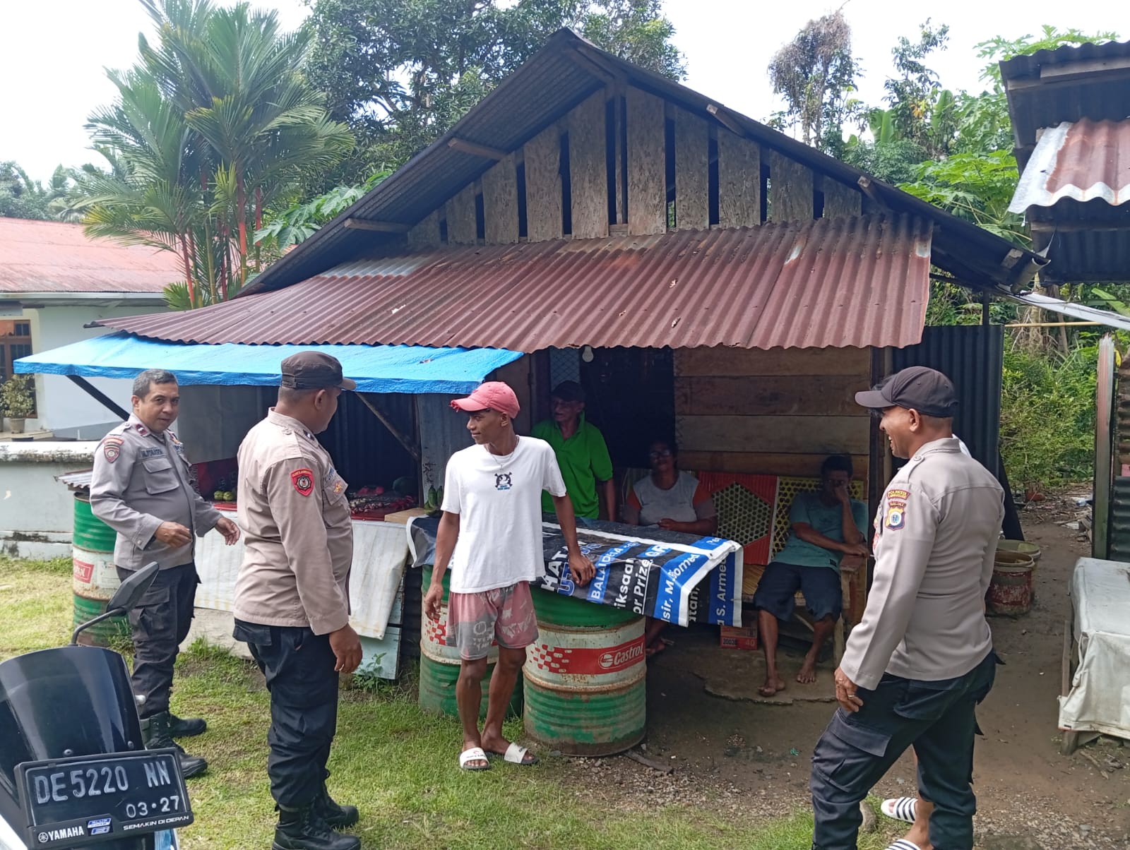 Patroli Rutin Polsek Leitimur Selatan, Ajak Warga Aktif Jaga Kamtibmas
