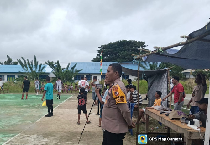 Hadir lakukan pengamanan, Bhabinkamtibmas Lauran pastikan kelancaran Turnamen Gawang Mini