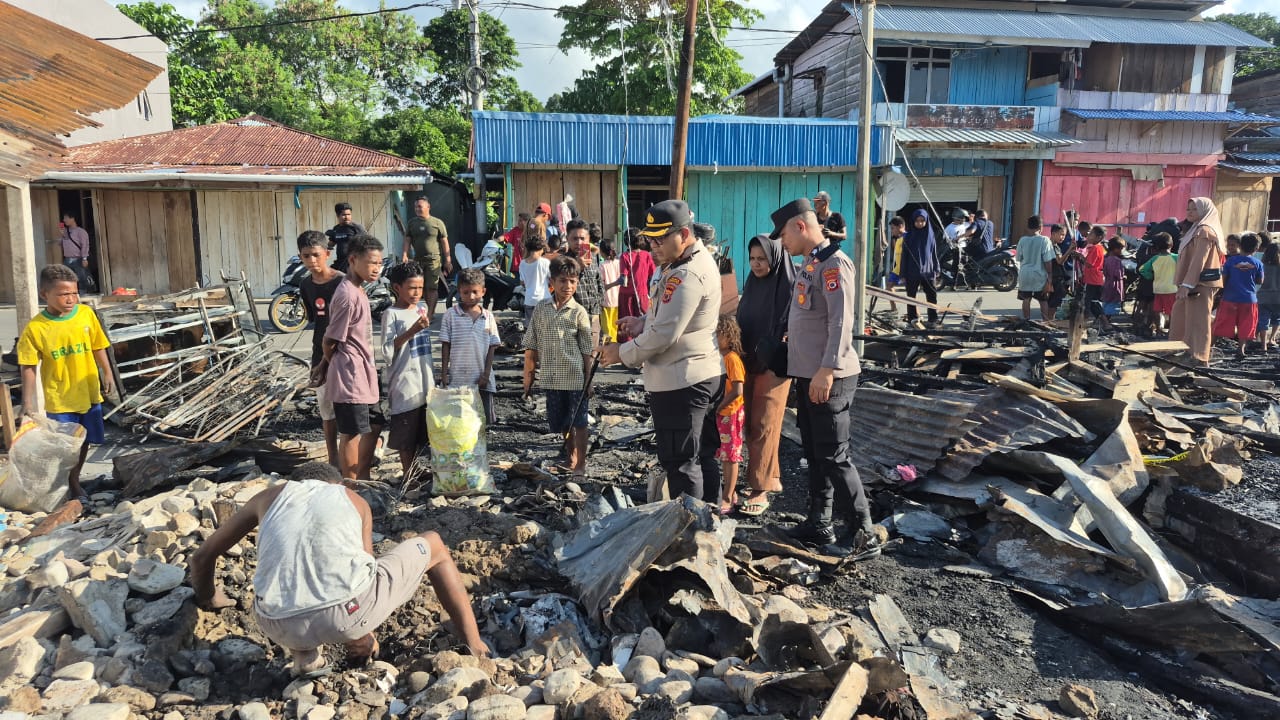 Kapolres SBT Turun Langsung Tinjau Lokasi Bekas Kebakaran di Kota Bula