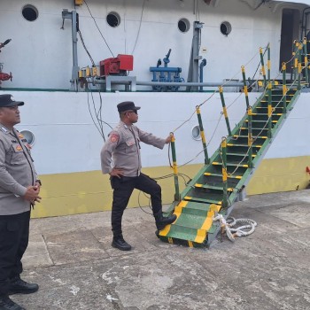 Polsek KPYS lakukan Pengamanan Keberangkatan KM Sabuk Nusantara 83 di Pelabuhan Yos Sudarso