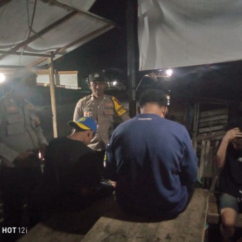 Patroli Malam Polsek Leihitu, Ajak Warga Waspada dan Jaga Keamanan Lingkungan