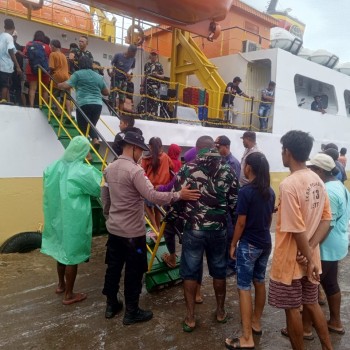 KPPP Polsek Serwaru Layani Aktifitas Penumpang di Pelabuhan Laut Serwaru