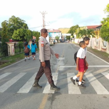 Personil Polsek Kisar Maksimalkan Gatur Jalan, Himbau Warga Disiplin Berlalu Lintas