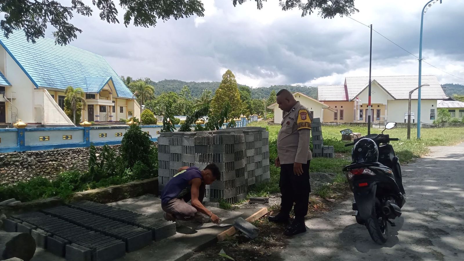 Kembali Bhabinkamtibmas AIPDA M.R Werluka Melaksanakan Sambang Kamtibmas terhadap Warga