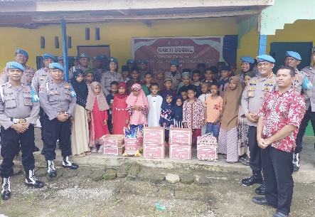 Sambut HUT ke-79 Bhayangkara Polri, Bid Propam Polda Maluku Santuni Anak Yatim
